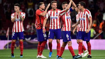 Los jugadores del Atlético saludan a su afición al término del partido ante el Getafe.