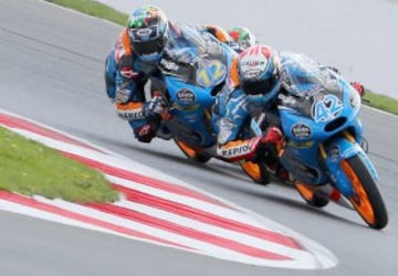 Alex Rins y Alex Márquez durante la carrera de categoría de Moto3 del Gran Premio de Gran Bretaña de Motociclismo en el circuito de Silverstone