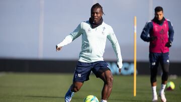 El defensa ghan&eacute;s Joseph Aidoo conduce el bal&oacute;n durante un entrenamiento del Celta.