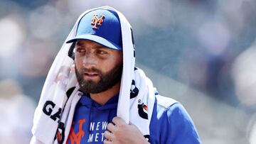 Durante un duelo entre NY y Atlanta, el jardinero recibió una recta de 94 millas en la cara que le causó fracturas en la nariz.