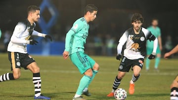 GRAF6426. SALAMANCA, 22/01/2020.- El centrocampista colombiano del Real Madrid James Rodríguez (c) controla el balón ante David Gallego (i) y Javi Navas, del Unionistas de Salamanca durante el partido de dieciseisavos de final de la Copa del