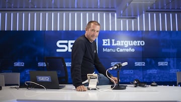 Manu Carre&ntilde;o posa para AS en los estudios centrales de la Cadena SER en Gran V&iacute;a, 32, Madrid, donde cada noche dirige &#039;El Larguero&#039;.