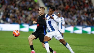 LEGANÉS (MADRID), 12/04/2025.- El centrocampista del Barcelona Fermín López (i) pelea un balón con Renaldo Tapia, del Leganés, durante el partido de LaLiga de fútbol que CD Leganés y FC Barcelona disputan este sábado en el estadio de Butarque. EFE/Juan Carlos Hidalgo