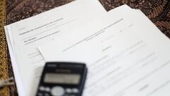 Una calculadora sobre un contrato de compraventa de vivienda.