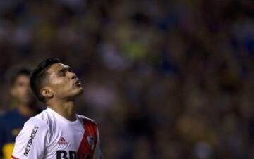River Plate's forward Teofilo Gutierrez reacts after missing a chance of goal against Boca Juniors during the Copa Sudamericana 2014 semifinal first leg football match at La Bombonera stadium in Buenos Aires, Argentina, on November 20, 2014. AFP PHOTO / ALEJANDRO PAGNI