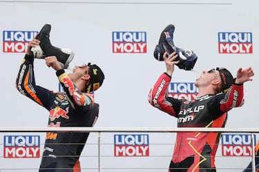 José Antonio Rueda y Joel Kelso celebran su primer y segundo puesto de la carrera de Moto3 en el GP de Australia
celebrado ayer en el circuito de Phillip Island. El español, proclamado campeón del mundo de la categoría pequeña
en el pasado GP de Indonesia, y el australiano, quinto de la general, realian un shoey en el podio imitando a Ricciardo.