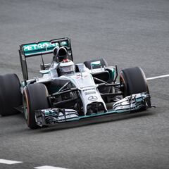 Jorge Lorenzo se sube al Mercedes F1 W05 de Hamilton