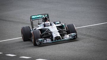 Jorge Lorenzo se sube al Mercedes F1 W05 de Hamilton