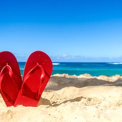 Ni moda ni estética: este es el motivo por el que debes poner las chanclas del revés en la playa en verano