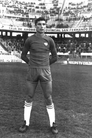 Jugador del Sevilla desde 1954 a 1965, falleció en la ciudad hispalense a los ochenta años. Maraver, jugó 104 partidos con la elástica sevillista, 92 en Liga, 10 en Copa y 2 en la Copa de Europa, durante la década que jugó en el Sevilla.