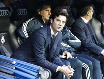 El entrenador del Real Madrid Santiago Solari en el banquillo antes del comienzo del partido. 