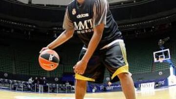 <b>PUESTA DE LARGO. </b>Almond debutará hoy con el Real Madrid tras anunciarse su fichaje el pasado lunes.