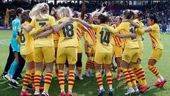 Jugadoras del Bar&ccedil;a celebran la Supercopa. 