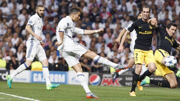 Cristiano remata a puerta para marcar el segundo de los tres goles que le meti&oacute; el martes pasado al Atl&eacute;tico.