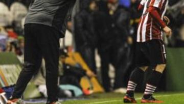 El entrenador del Athletic Club Marcelo Bielsa da instrucciones al delantero Iker Muniain durante el partido ante el Deportivo, correspondiente a la decimotercera jornada de la Liga de Primera División disputado en el estadio de San Mamés.