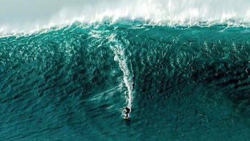 El surfista vascofrancés Pierre Rollet surfeando una ola gigante en su película Le Cercle.