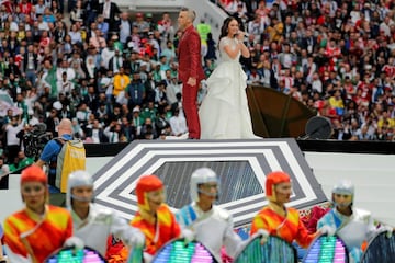 El cantante de pop británico Robbie Williams (i) y la soprano rusa Aída Garifullina actúan durante la ceremonia inaugural del Mundial de Fútbol de Rusia 2018, antes del inicio del partido Rusia-Arabia Saudí, del Grupo A del Mundial de Fútbol de Rusia 2018, en el Estadio Luzhniki de Moscú, Rusia