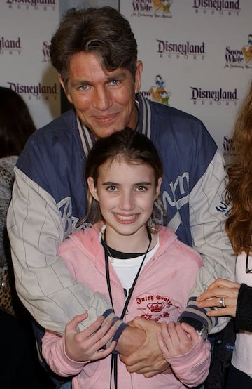 Eric Roberts, es el padre de  Emma Roberts (una imagen de ambos en 2004).