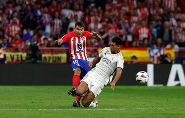 Bellingham vio la tarjeta amarilla por esta dura entrada a Correa.