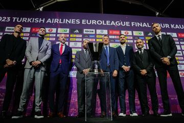 Los cuatro entrenadores y un jugador de cada uno de los cuatro equipos participantes en la fase final de la Euroliga posan con el trofeo de campeón en Kaunas.