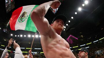 Canelo Álvarez festeja su victoria ante Daniel Jacobs.