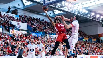 El ala-pívot americano del Baxi Manresa Devin Robinson (i) entra a canasta ante el pívot español del Monbus Obradoiro Rubén Guerrero (d) durante el encuentro de la jornada 25 de la Liga Endesa entre el Baxi Manresa y el Monbus Obradoiro, este domingo en el Pabellón Nou Congost de Manresa.