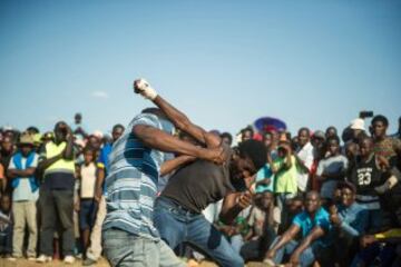 Estos combates tradicionales se conocen como  'Musangwe'. Este tipo de lucha se ha practicado desde hace más de un siglo en un campo abierto justo después de Navidad, cuando toda la tribu esta de vacaciones en la zona rural del norte de Sudáfrica. Hay tres niveles de combatientes. Los muchachos, llamados 'mambibi', anima a jugar lucha por sus padres. Luego están los combatientes adolescentes, el 'Rovhasize'. Pero son a los luchadores de alto nivel a los que todo el mundo viene a ver. No están permitidos los guantes y las peleas se terminan cuando uno de los 2 boxeadores cae.N