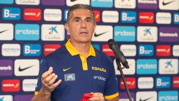 Sergio Scariolo, seleccionador nacional, durante la rueda de prensa tras la presentaci&oacute;n de la Selecci&oacute;n.