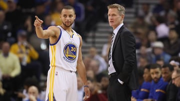 Steve Kerr junto con Stephen Curry, durante un partido de la NBA de los Golden State Warriors