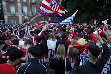 Algunos aficionados del Atltico de Madrid se acercaron a la fuente madrile?a de Neptuno para celebrar el ttulo de Liga conseguido.