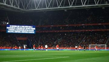 World soccer’s governing body moves against the RFEF after “If you don’t jump, you’re a Muslim” chants during friendly vs. Egypt. Federation to submit dossier defending its “proper conduct.”
