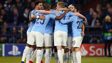 GELSENKIRCHEN, GERMANY - FEBRUARY 20: Sergio Aguero of Manchester City celebrates after scoring his team&#039;s first goal with his team mates during the UEFA Champions League Round of 16 First Leg match between FC Schalke 04 and Manchester City at Veltin