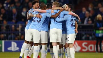 GELSENKIRCHEN, GERMANY - FEBRUARY 20: Sergio Aguero of Manchester City celebrates after scoring his team's first goal with his team mates during the UEFA Champions League Round of 16 First Leg match between FC Schalke 04 and Manchester City at Veltin