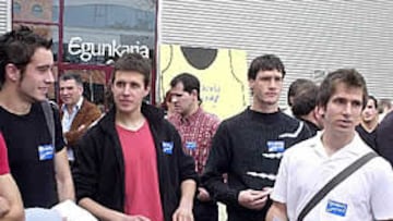 <B>SOLIDARIDAD</b>. En la imagen, los jugadores de la Real Sociedad, Zuhaitz Gurrutxaga, Mikel Aranburu, Gabilondo y Aitor López Rekarte.