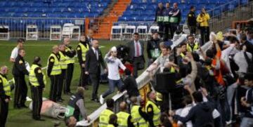 Nacho Fernández y Morata regalan sus camisetas a los aficionados se la "Grada Joven" ubicada en el fondo sur al finalizar el encuentro.