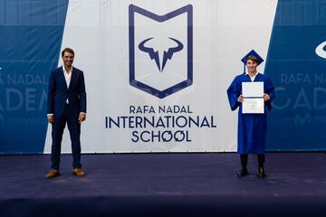 Nadal, junto a uno de los alumnos que muestra su diploma.