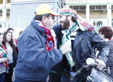 Hermanamiento entre seguidores del Elche y del Atlético antes del partido.