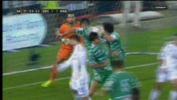 Momento en el que Joel se protege al saltar y toca el balón con las manos.