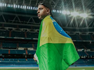Rodrygo, en el Bernabéu con una bandera de Brasil, tras la remontada al Manchester City.