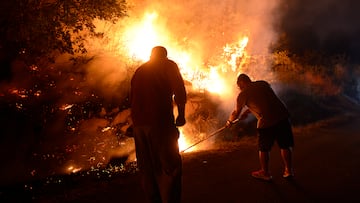 Brigadas forestales y vecinos colaboraron en el control de las llamas, lejos de las viviendas, a 28 de julio de 2022, en Cudeiro, Orense, Galicia, (España). Ayer 27 de julio se declaró un nuevo incendio entre Castrelo de Miño y Cartelle. La Xunta de Galicia desactivó en torno a las cuatro de la madrugada pasada el nivel dos de alerta por la proximidad del fuego a las viviendas en Os Pereiros. Las llamas ya han quemado al menos 147 hectáreas de los montes de Castrelo y Cartelle, según la última estimación de Medio Rural.
28 JULIO 2022;INCENDIO FORESTAL;INCENDIOS;CALOR EXTREMO;30 30 30;
Rosa Veiga / Europa Press
28/07/2022