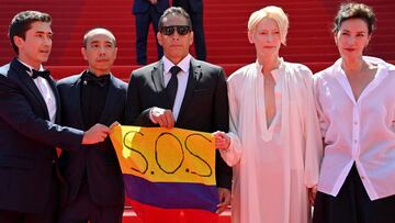 (From L) Colombian actor Juan Pablo Urrego, Thai director Apichatpong Weerasethakul, Colombian actor Elkin Diaz, British actress Tilda Swinton and French actress Jeanne Balibar pose with a Colombian flag reading &quot;SOS&quot; in support of anti-governments protests in Colombia as they arrive for the screening of the film &quot;Memoria&quot; at the 74th edition of the Cannes Film Festival in Cannes, southern France, on July 15, 2021. (Photo by John MACDOUGALL / AFP)