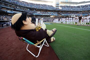 La mascota Swinging Friar de los Padres de San Diego lee plácidamente una revista sentada en una silla durante la presentación de los jugadores antes del partido del campeonato de la liga estadounidense de béisbol
(MLB) contra los Phillis de Philadelfia en San Diego, California. En todos los trabajos se toman descansos.