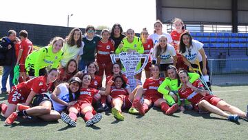 Las jugadoras del Deportivo celebran su título de Liga en Segunda.