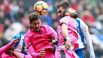 GRAF8589. LA CORUÑA (ESPAÑA), 27/01/2018.- El delantero del Deportivo Adrián López (d), pelea un balón con el jugador del Levante José Campaña (i), durante el partido correspondiente a la vigésima pr