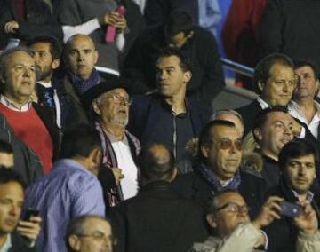 Luís García, que fue cesado recientemente como entrenador del Getafe, en la grada del estadio granota.