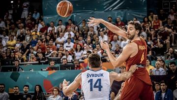 Pau Gasol pasa ante la defensa de Svrdlik durante el Espa&ntilde;a-Rep&uacute;blica Checa.