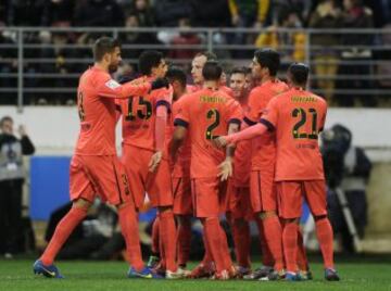 El delantero argentino del FC Barcelona Lionel Messi celebra con sus compañeros, el gol marcado al Eibar de penalti 