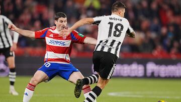 Musto, ante el Granada CF.