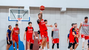 Juancho Hernangómez, con sus compañeros de fondo en un entrenamiento de la Selección en el Indonesia Arena.