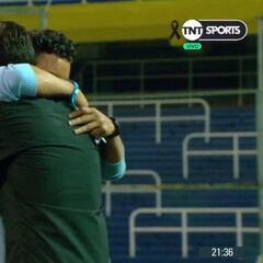 "Fuerza, hermano": el emotivo abrazo entre Gallardo y el Kily González por Maradona